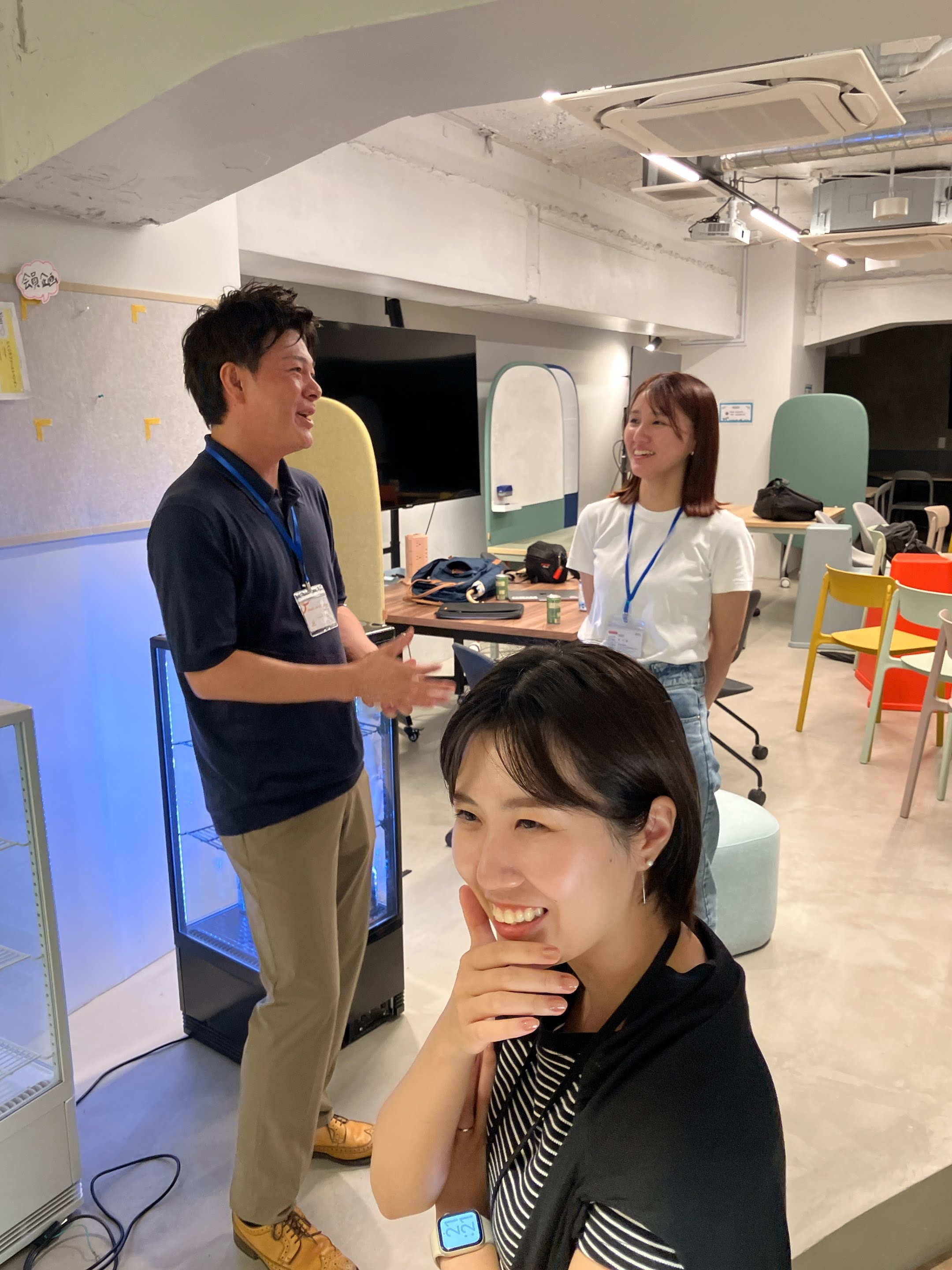 コミュニティが集まり対話している場面